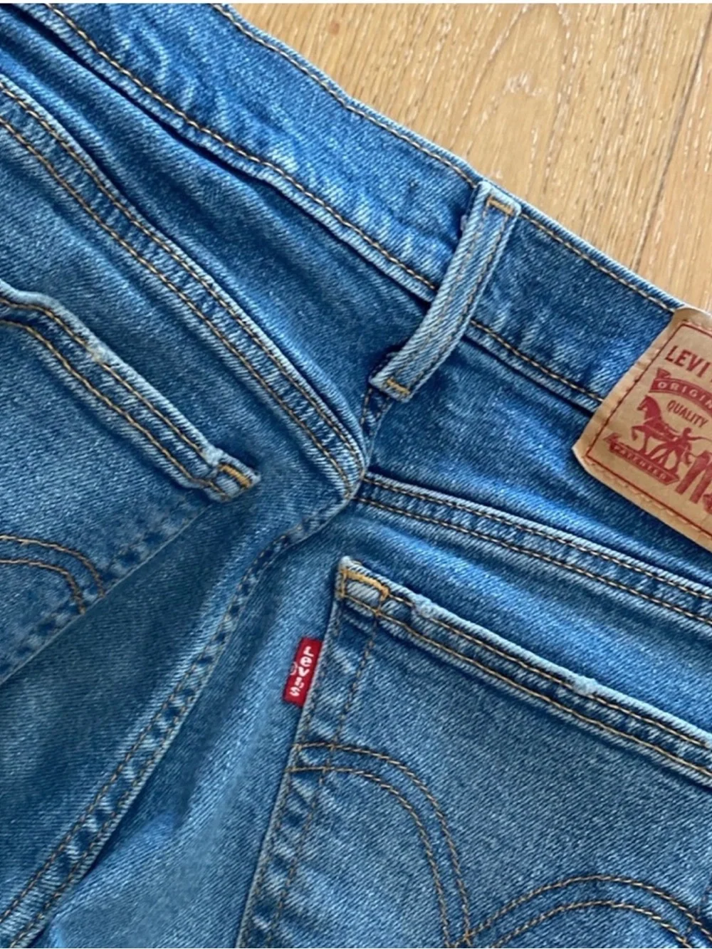 LEVIS Wedgie Straight Crop (25) - Picture 11 of 11